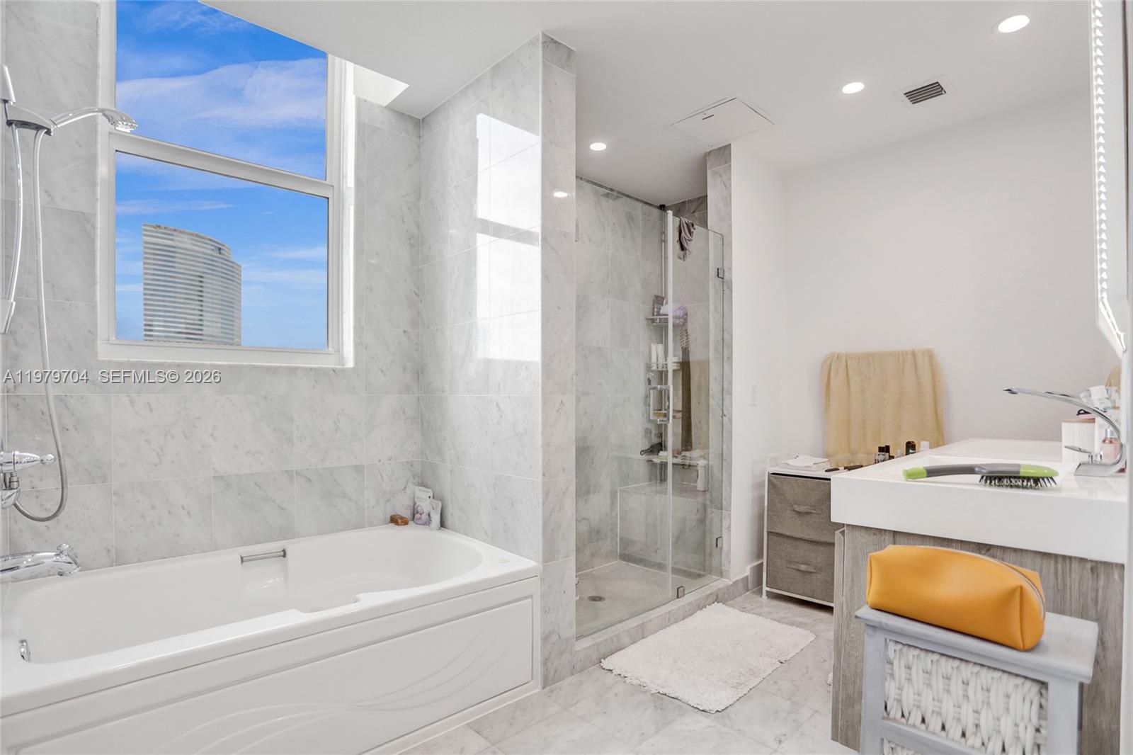 31 SE 5th St #4112, Miami FL 33131