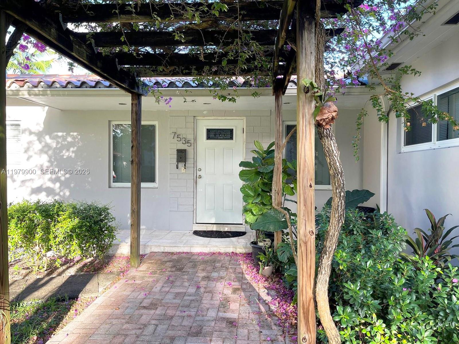 7535 SW 55th Ave, Miami FL 33143