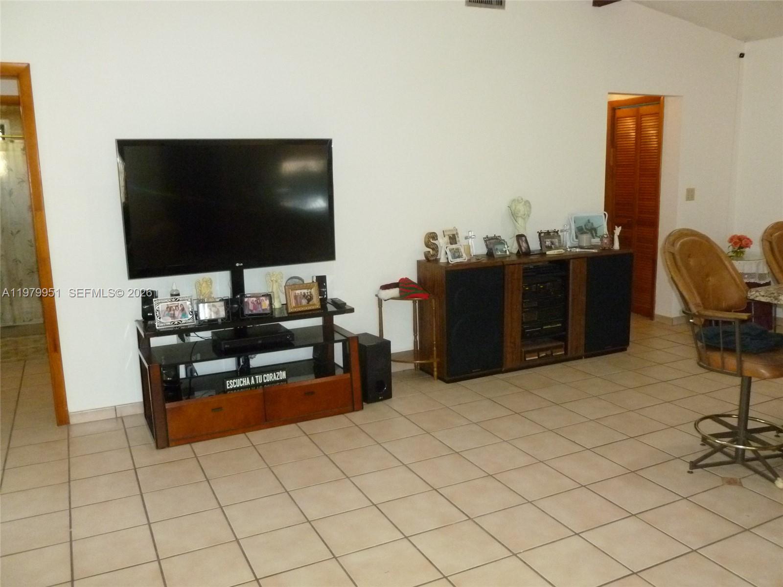 3261 NW 14th St, Miami FL 33125