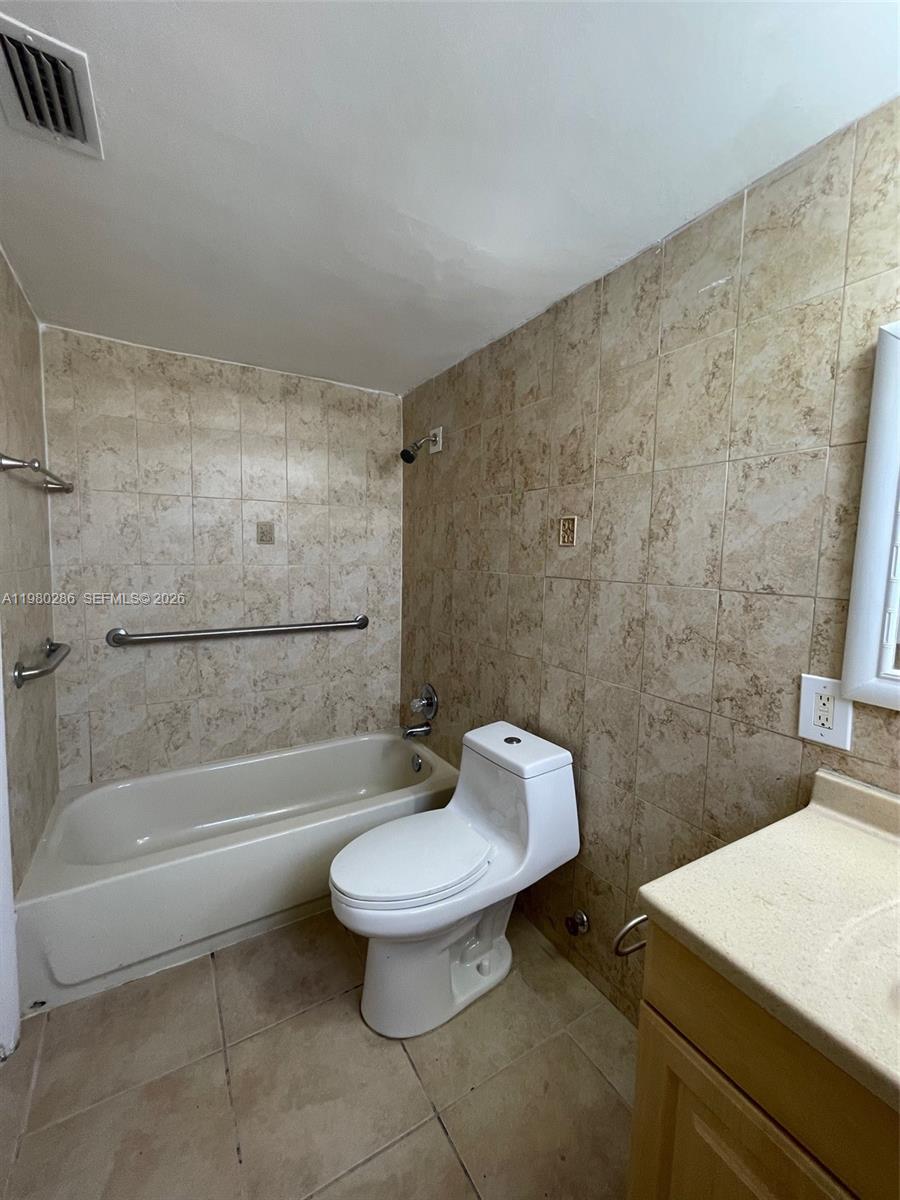 2500 SW 6th St #404, Miami FL 33135