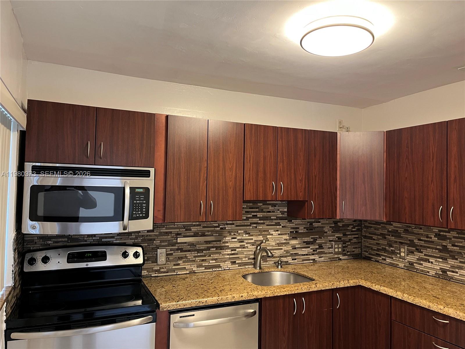 6261 NW 40th St, Virginia Gardens FL 33166