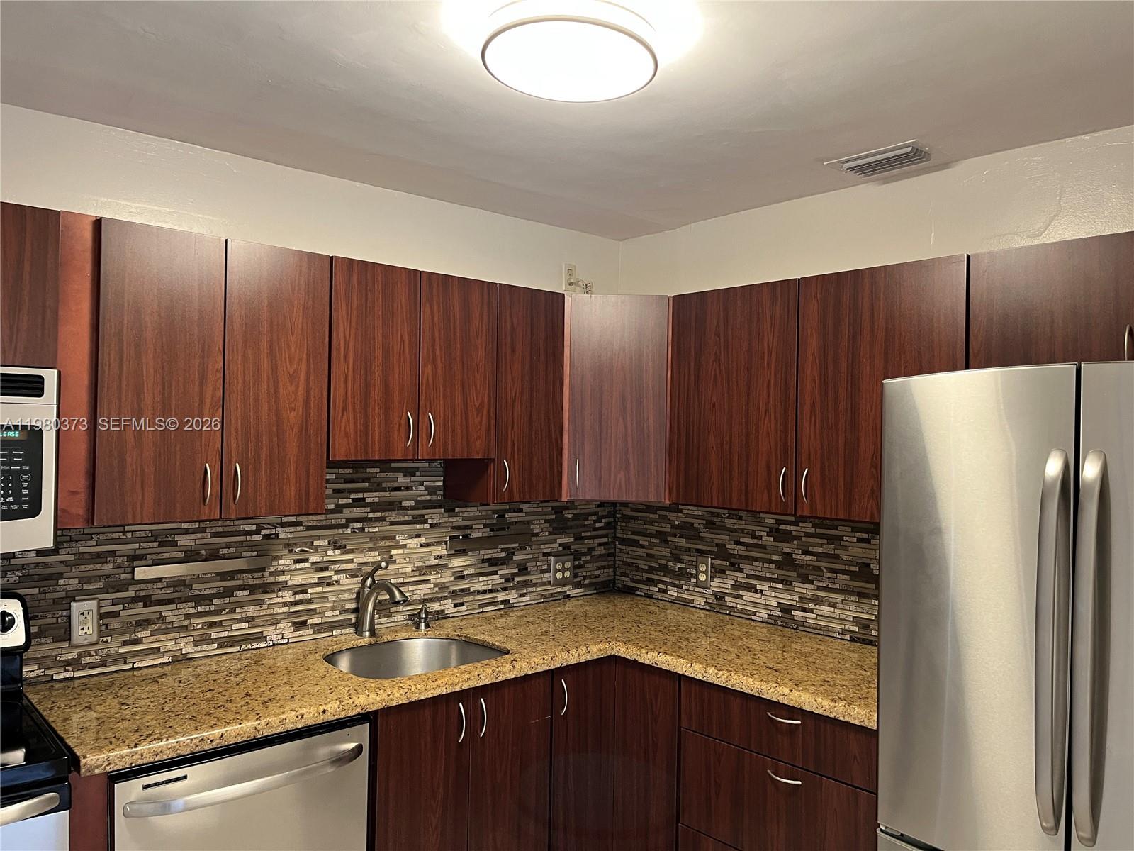 6261 NW 40th St, Virginia Gardens FL 33166
