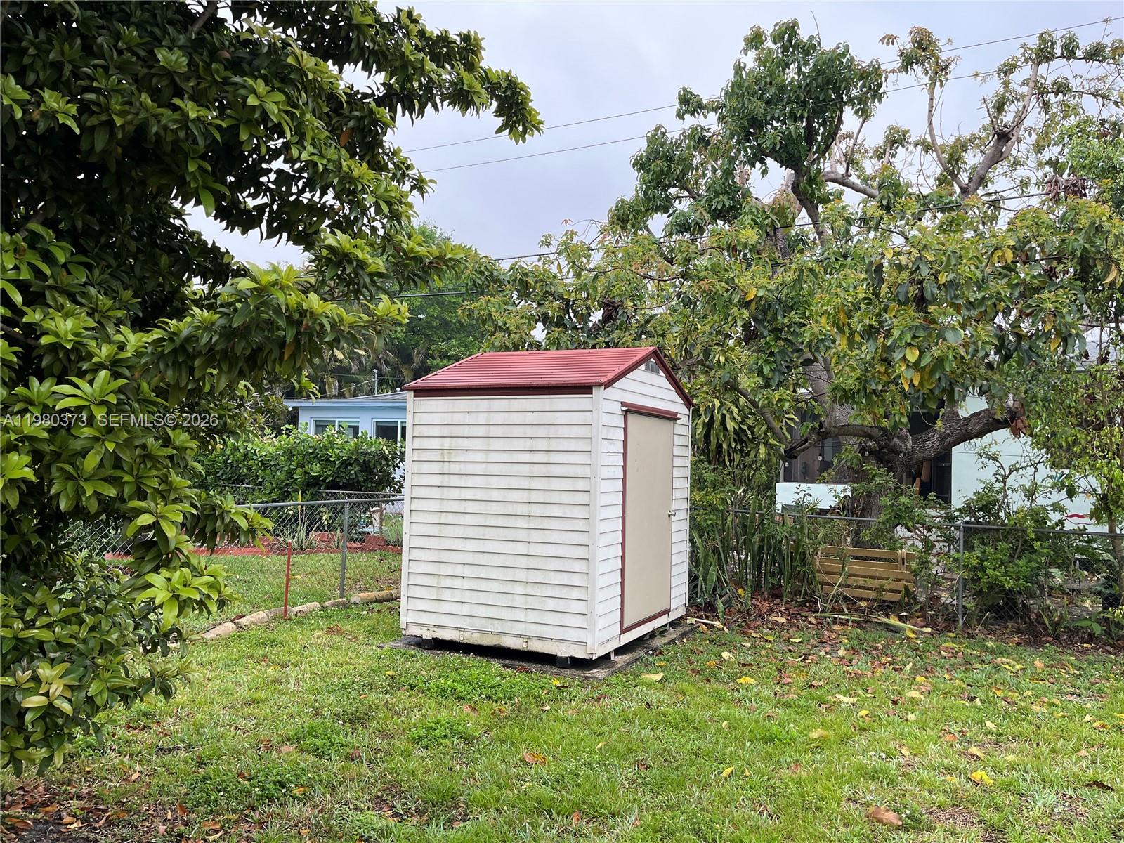 6261 NW 40th St, Virginia Gardens FL 33166
