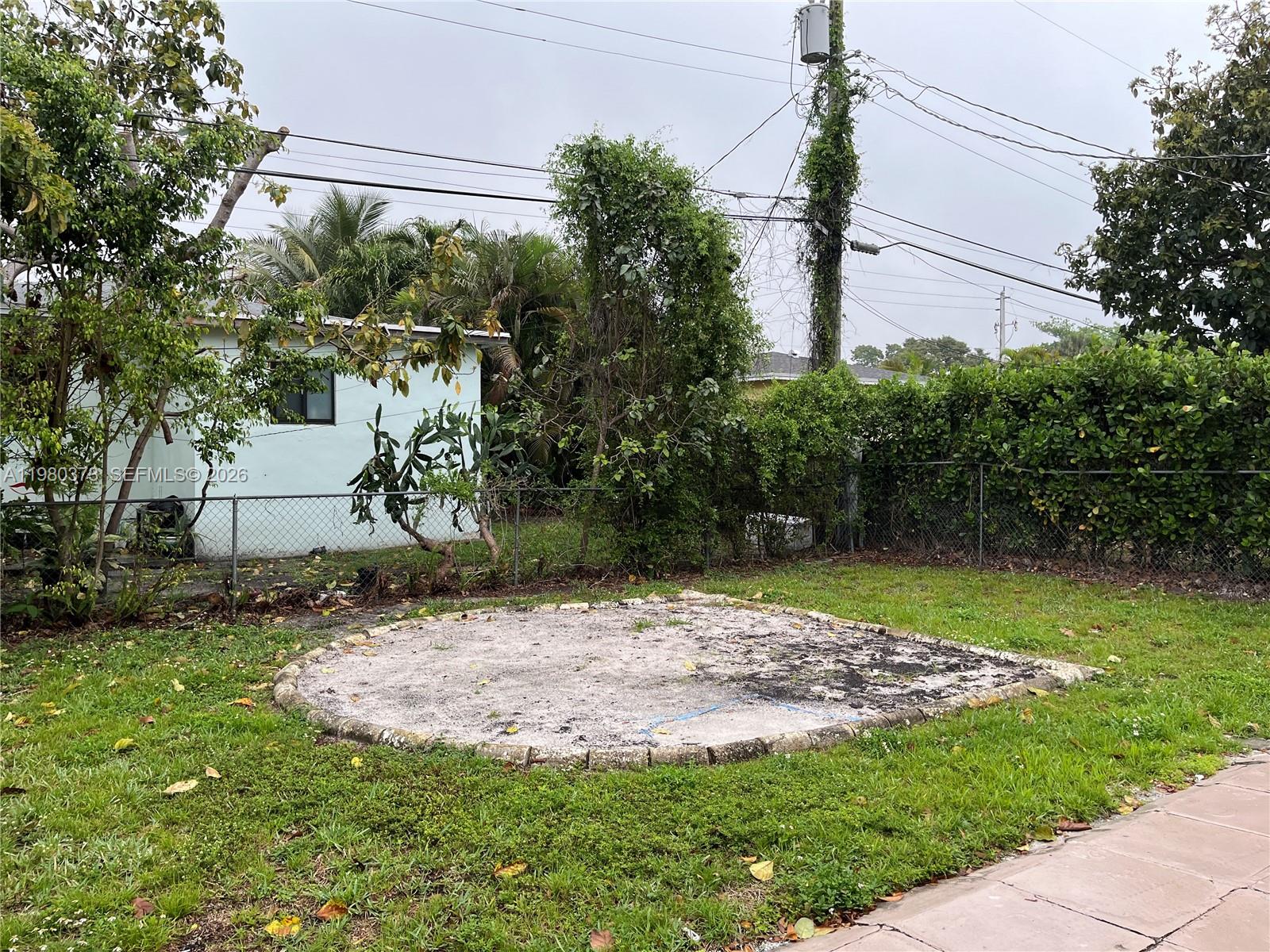 6261 NW 40th St, Virginia Gardens FL 33166