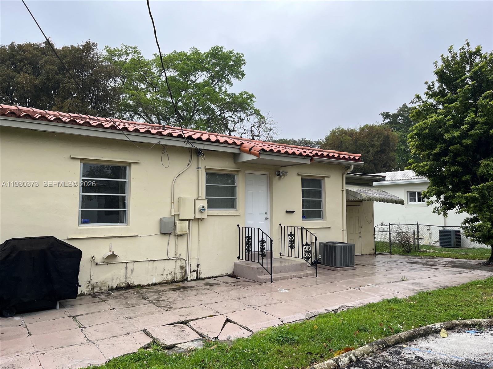 6261 NW 40th St, Virginia Gardens FL 33166