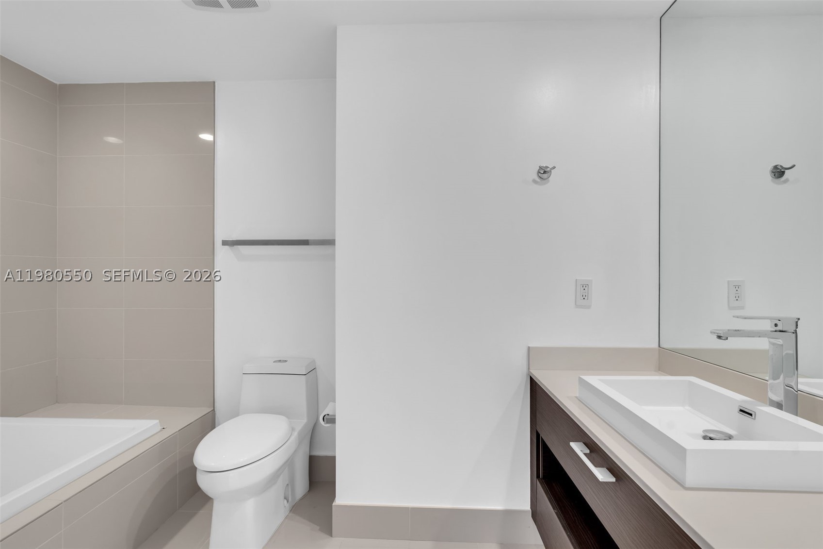 55 SW 9th St #1109, Miami FL 33130