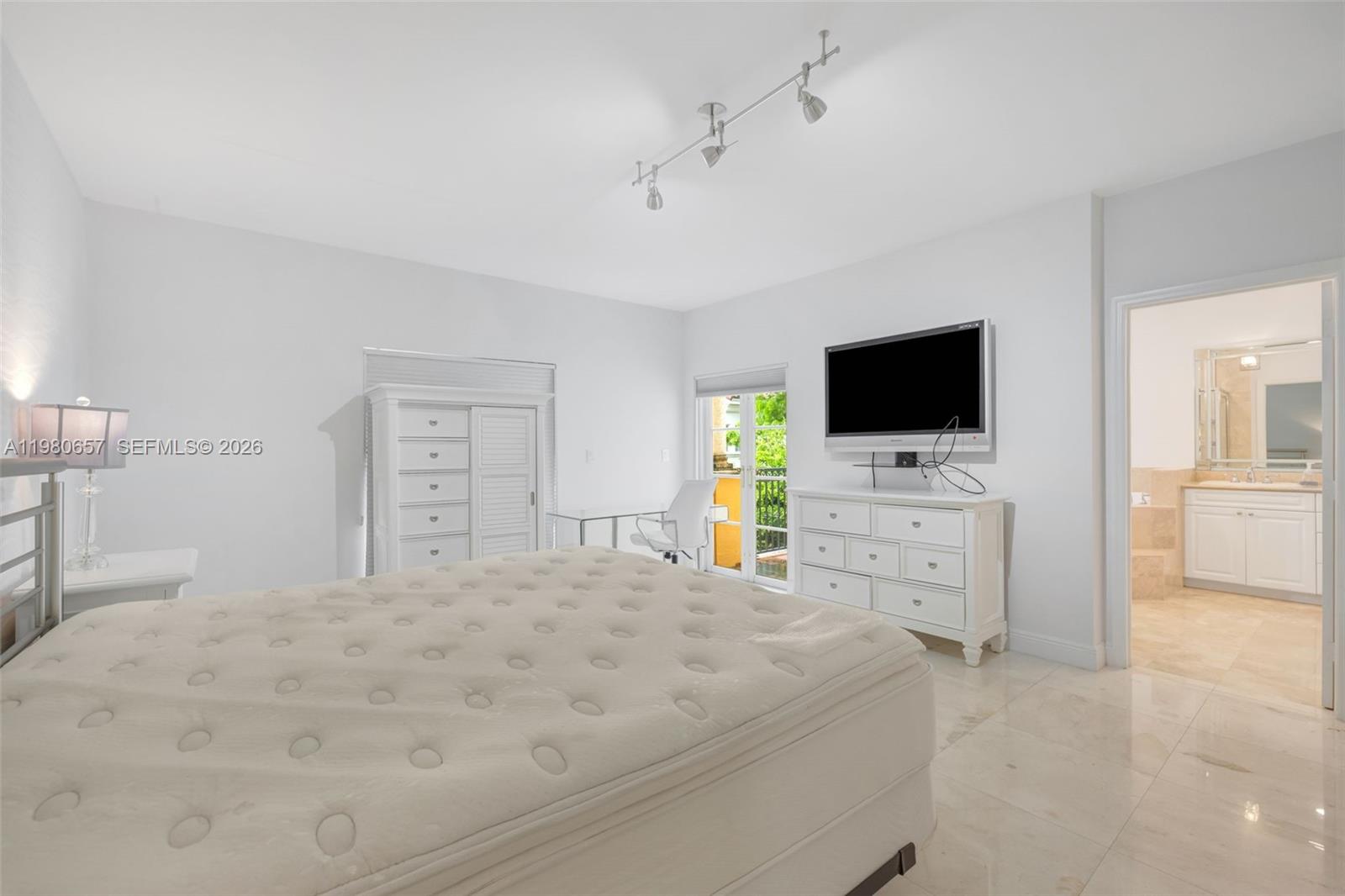 18450 NE 30th place, Aventura FL 33160
