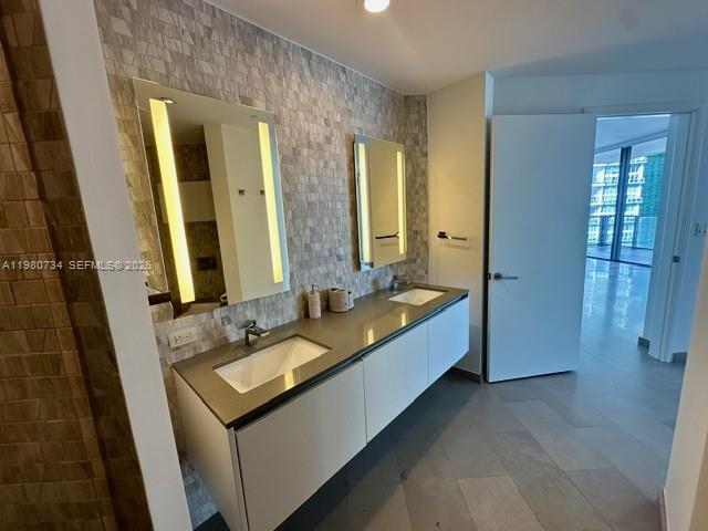 68 SE 6th St #2511, Miami FL 33131