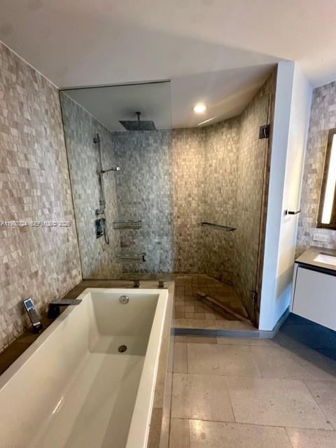 68 SE 6th St #2511, Miami FL 33131