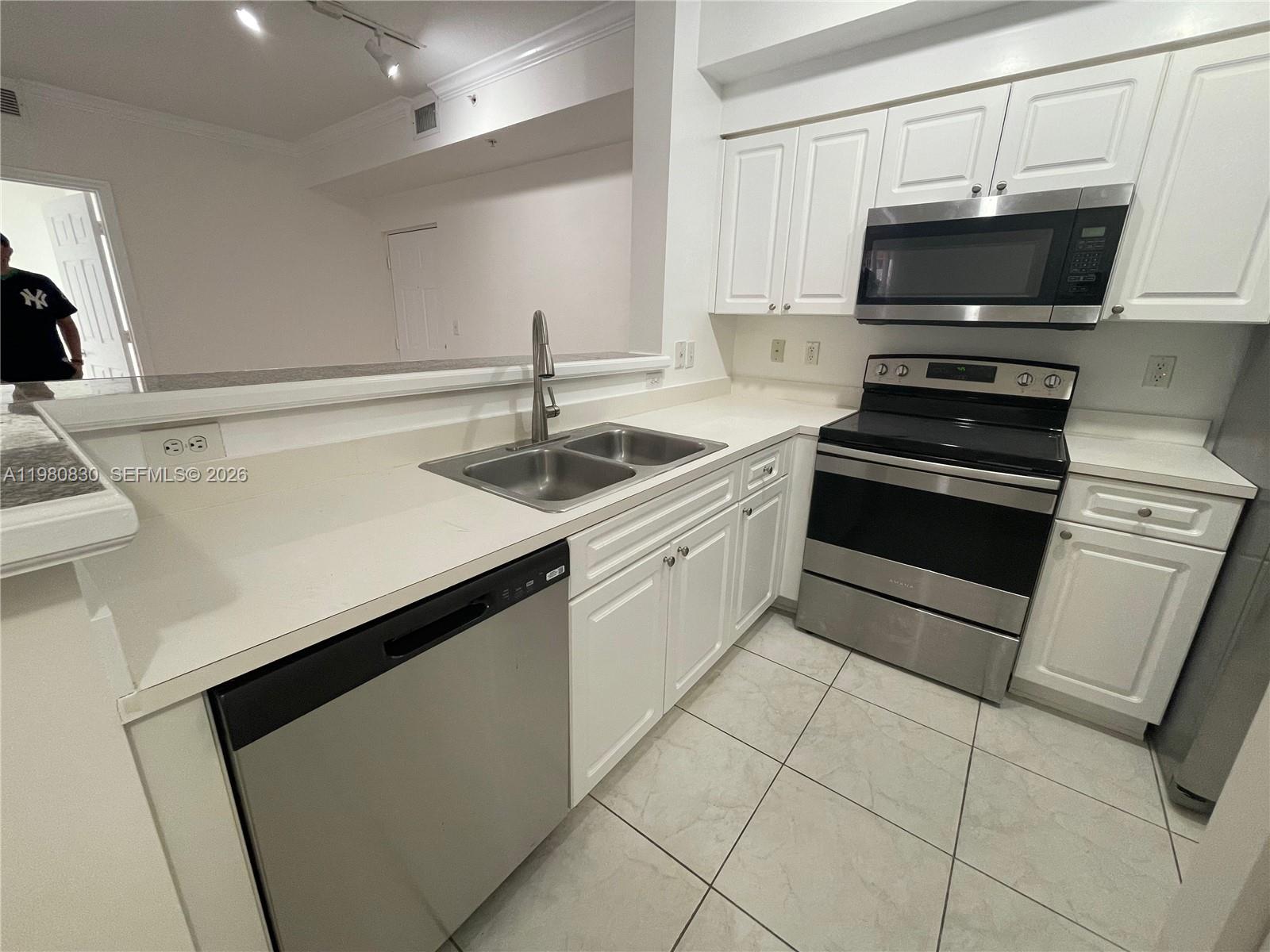6821 SW 44th St #301, Miami FL 33155