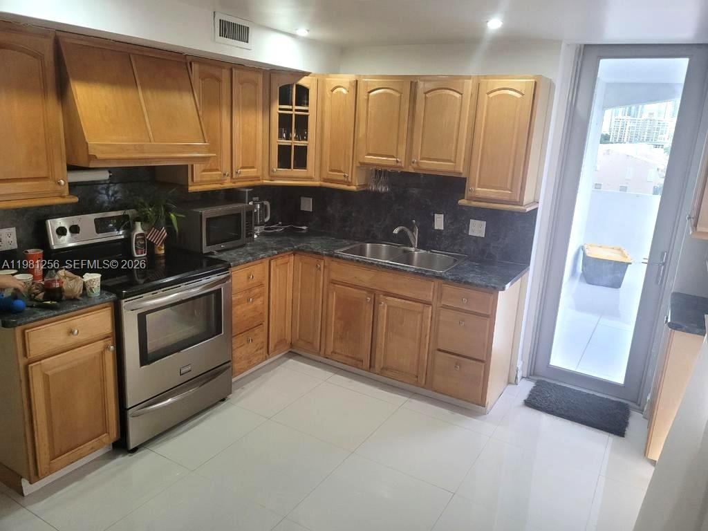 3703 NE 166th St #401, North Miami Beach FL 33160
