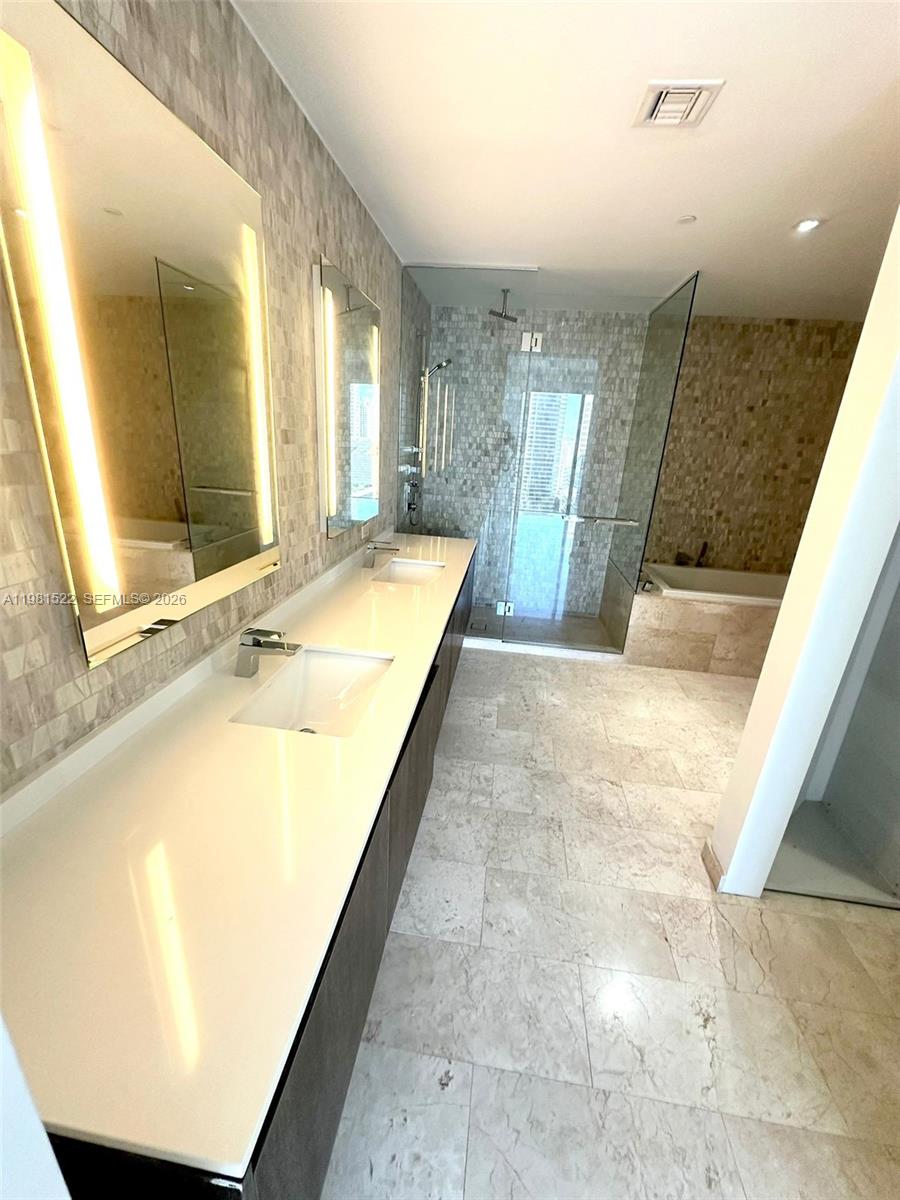 88 SW 7TH ST #2005, Miami FL 33130