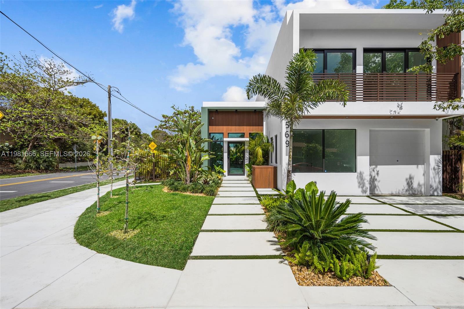 569 NW 44th St, Miami FL 33127