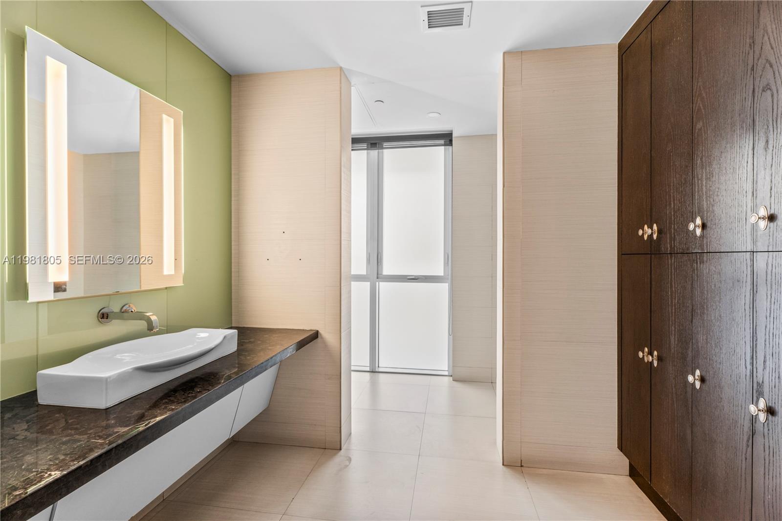950 Brickell Bay Dr #4710, Miami FL 33131