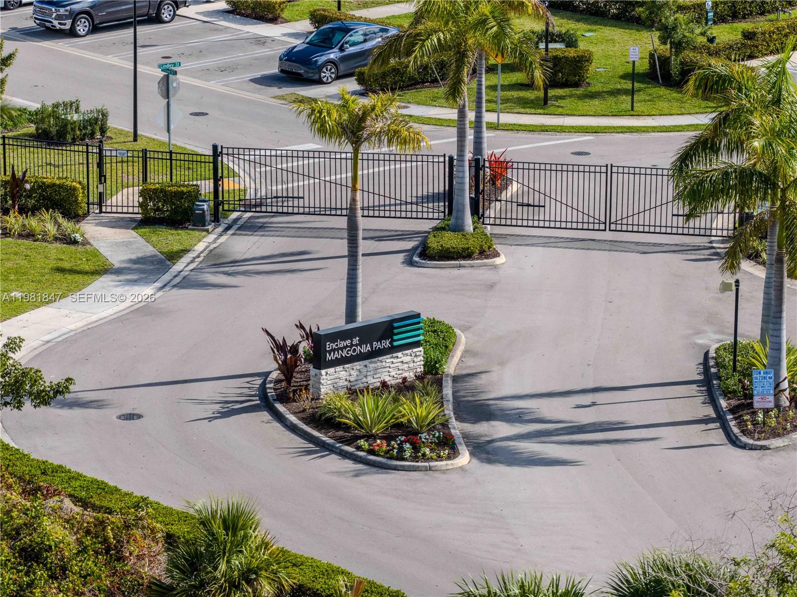 1761 Lindley St, Mangonia Park FL 33407