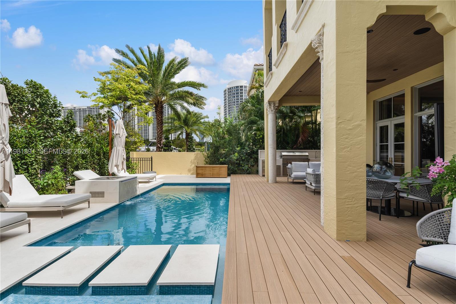 1522 Island Blvd, Aventura FL 33160