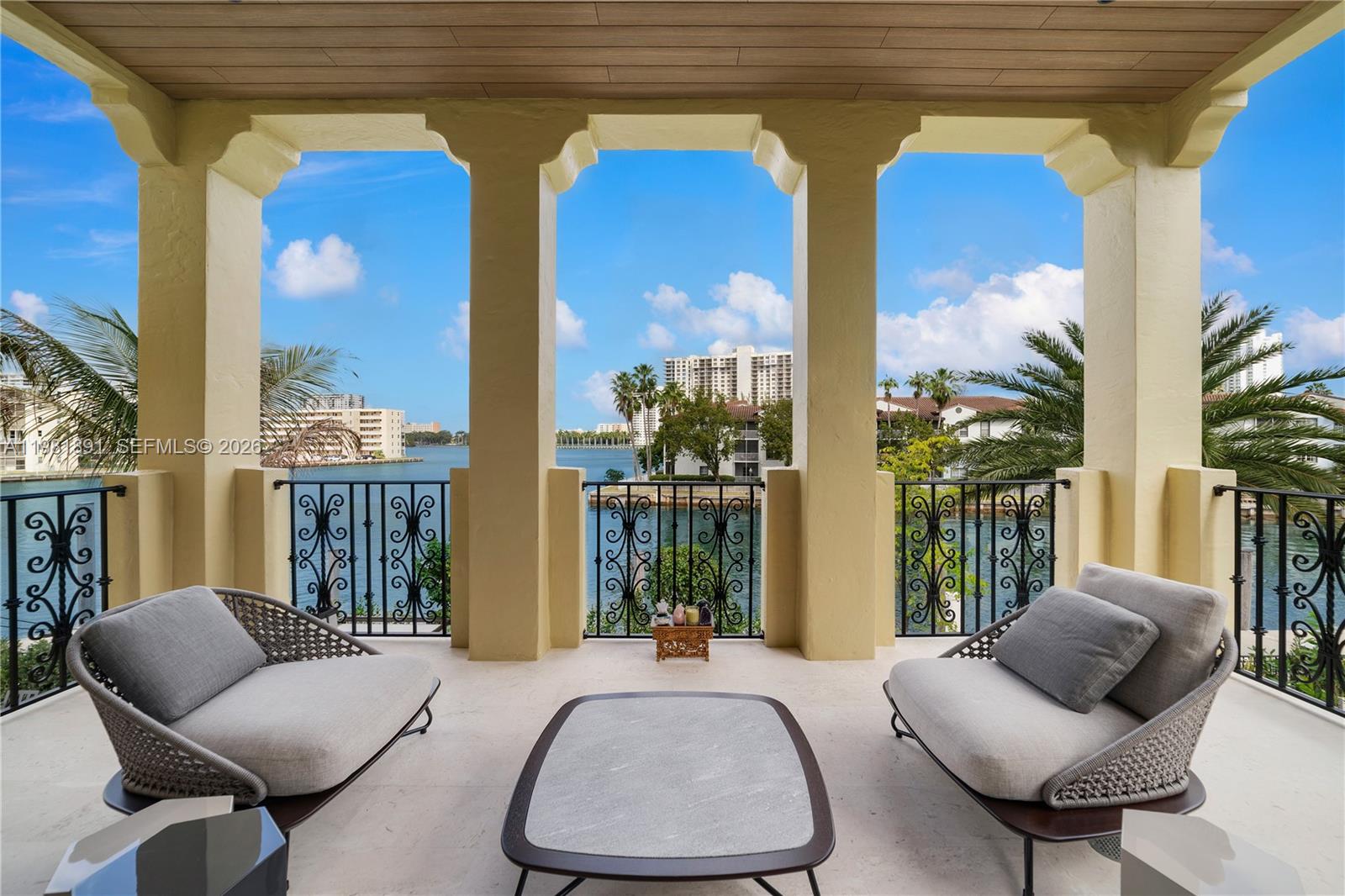 1522 Island Blvd, Aventura FL 33160