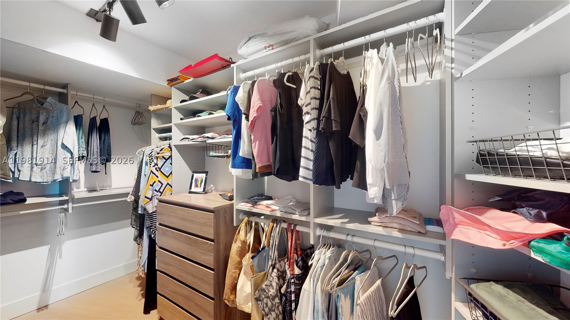 1000 W Island Blvd #2903, Aventura FL 33160
