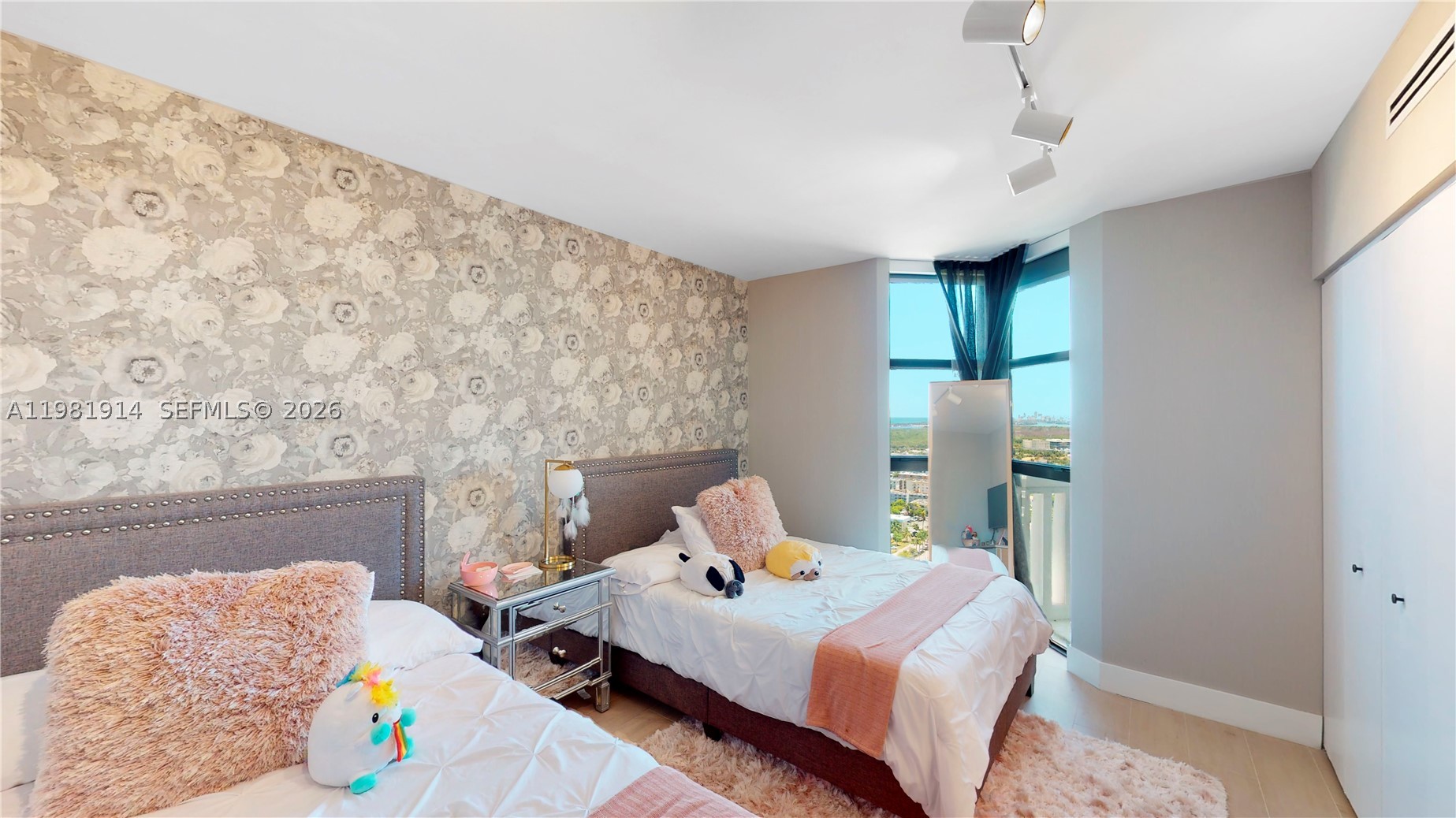 1000 W Island Blvd #2903, Aventura FL 33160