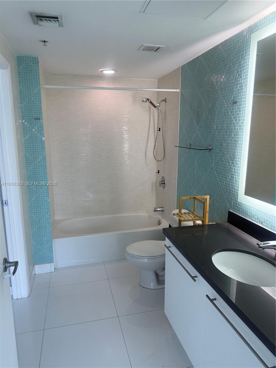 90 SW 3rd St #3203, Miami FL 33130