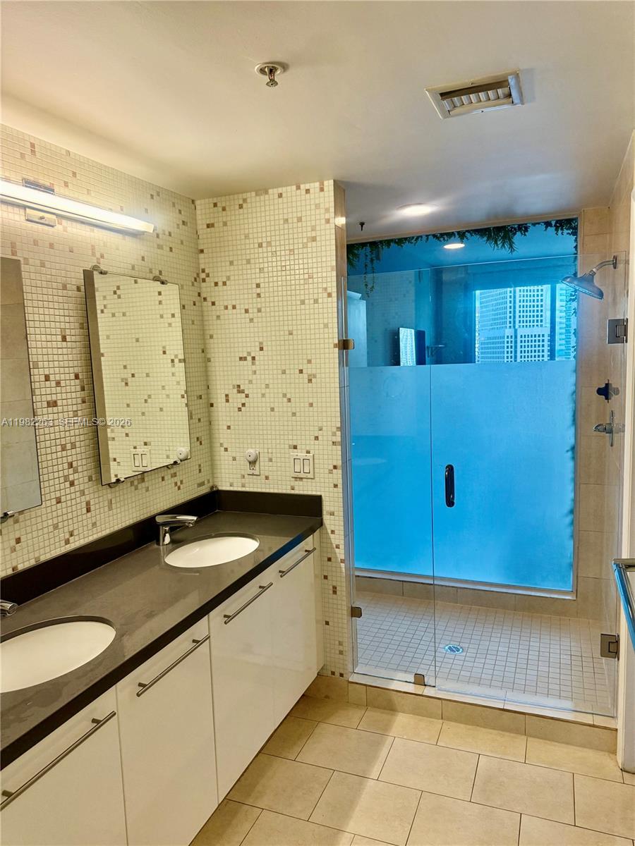 90 SW 3rd St #3203, Miami FL 33130