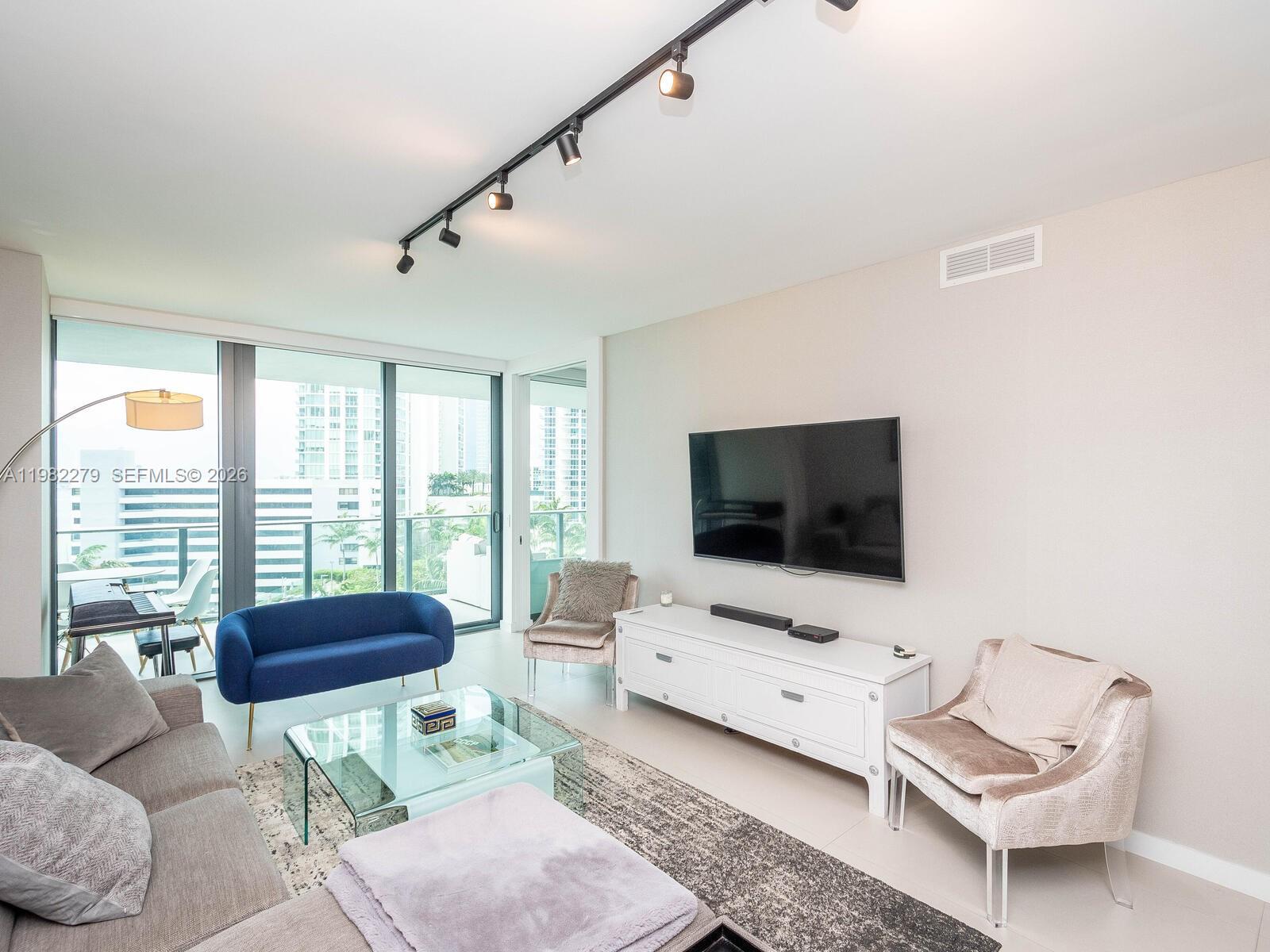 650 NE 32nd St #904, Miami FL 33137