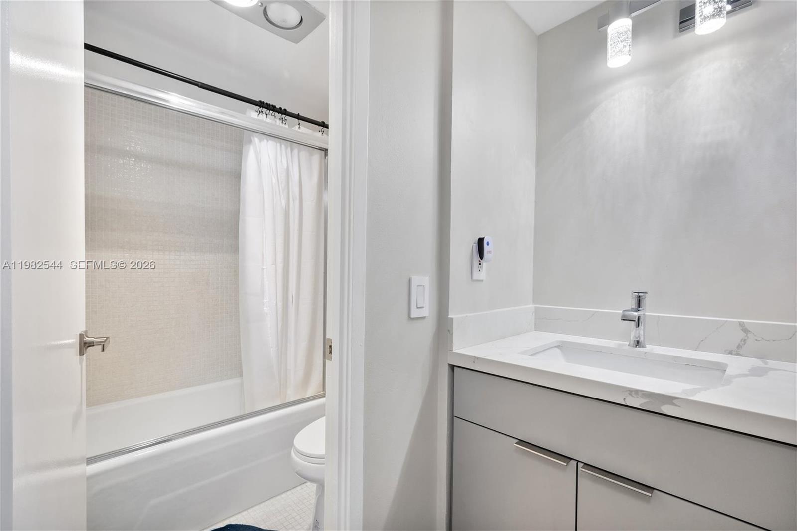 3731 N Country Club Dr #521, Aventura FL 33180