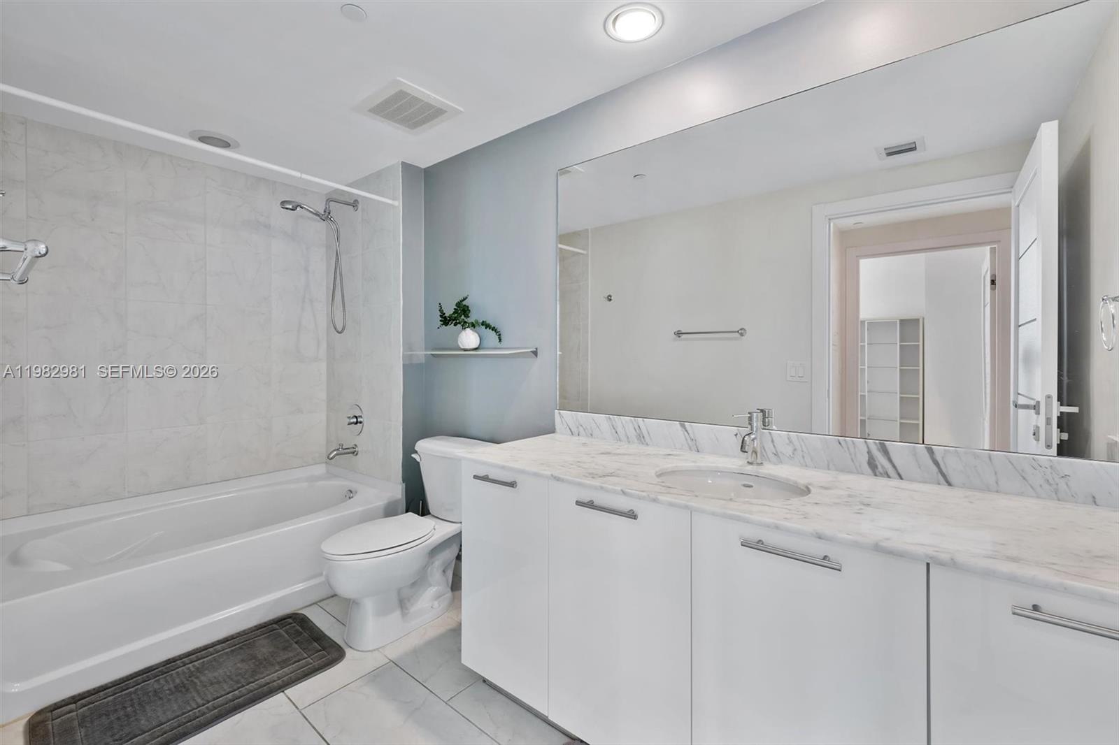 951 Brickell Ave #1806, Miami FL 33131