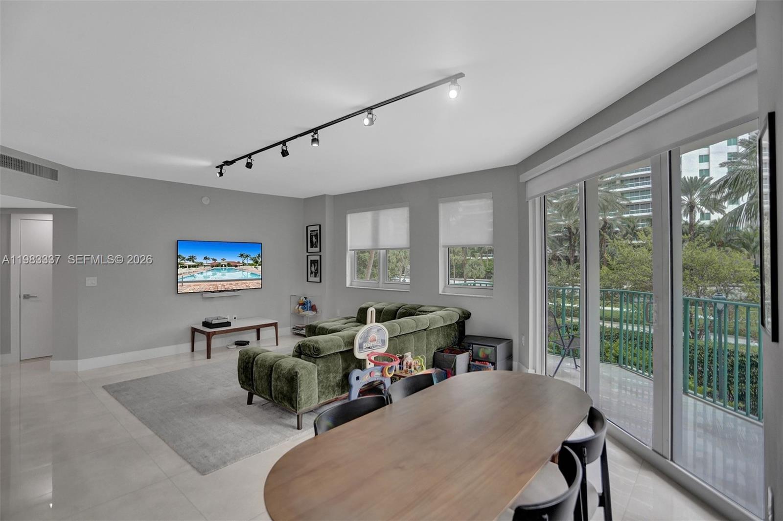 20000 E Country Club Dr #211, Aventura FL 33180