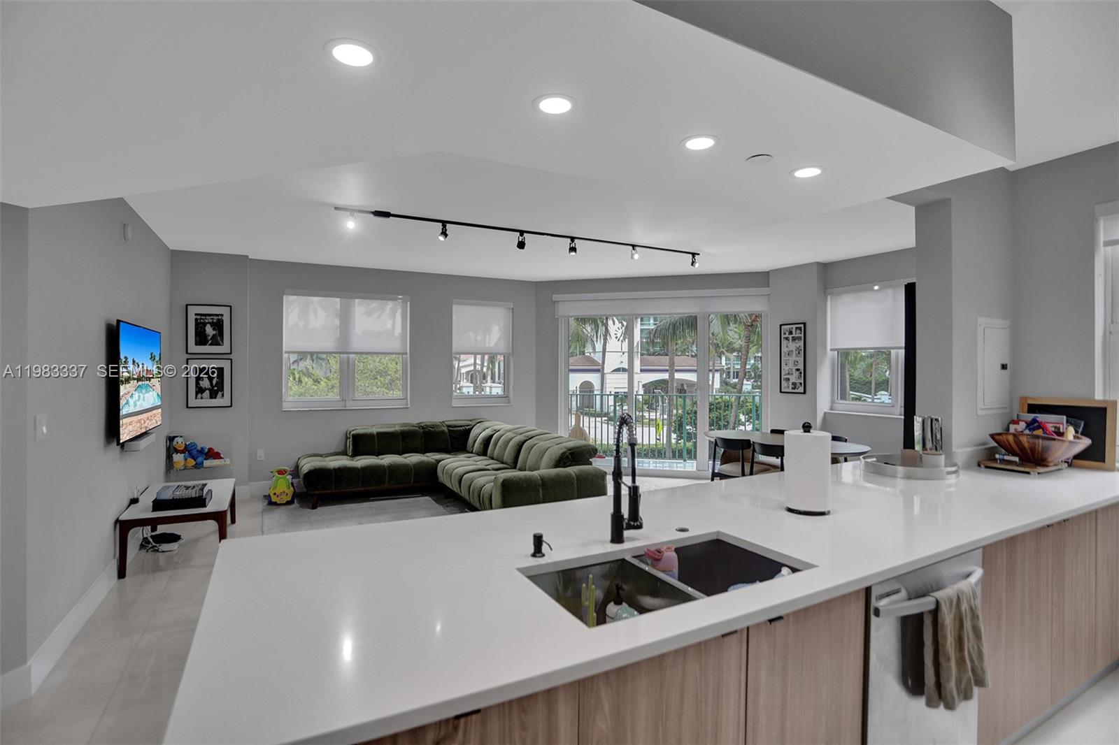 20000 E Country Club Dr #211, Aventura FL 33180