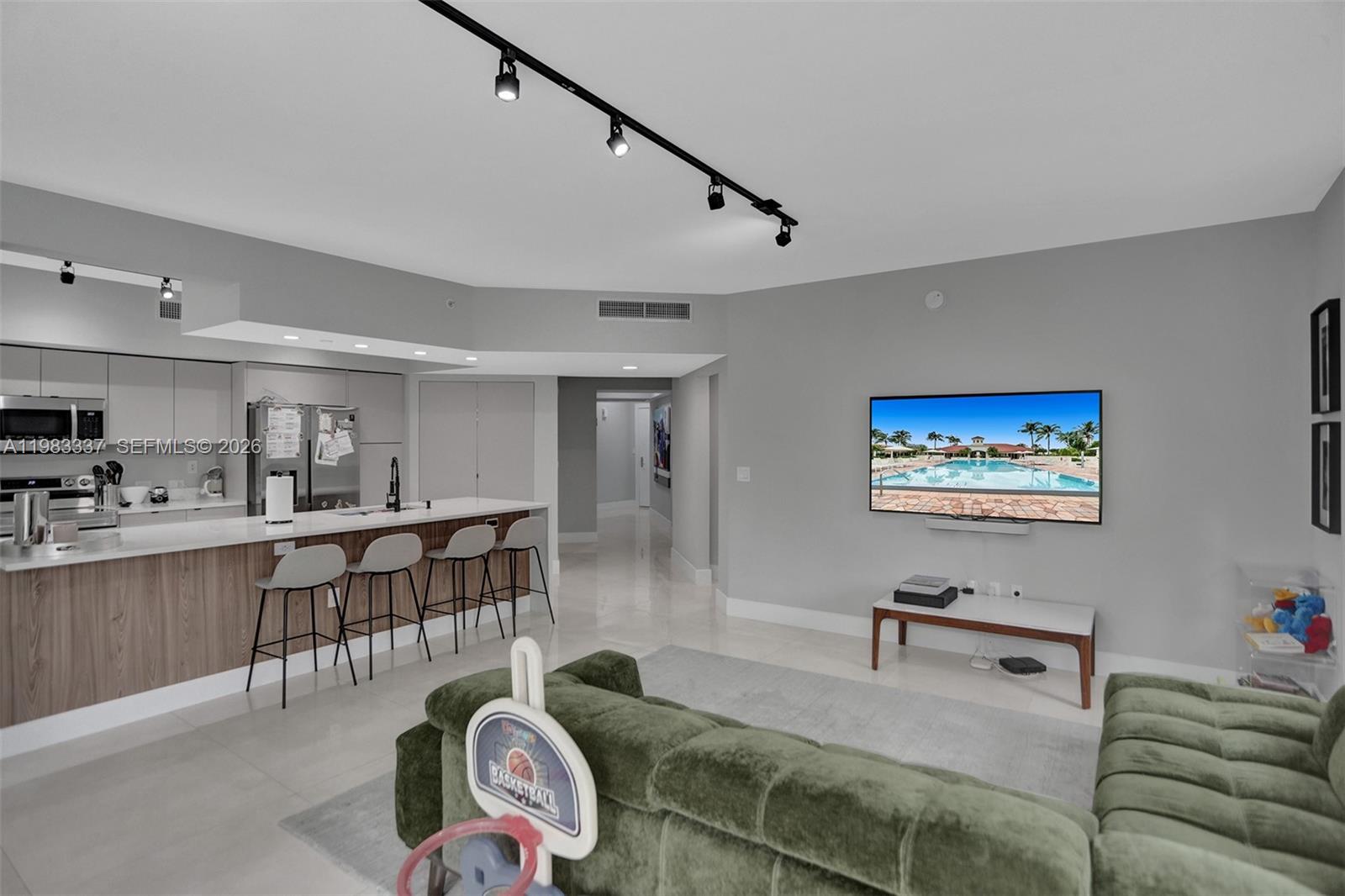 20000 E Country Club Dr #211, Aventura FL 33180