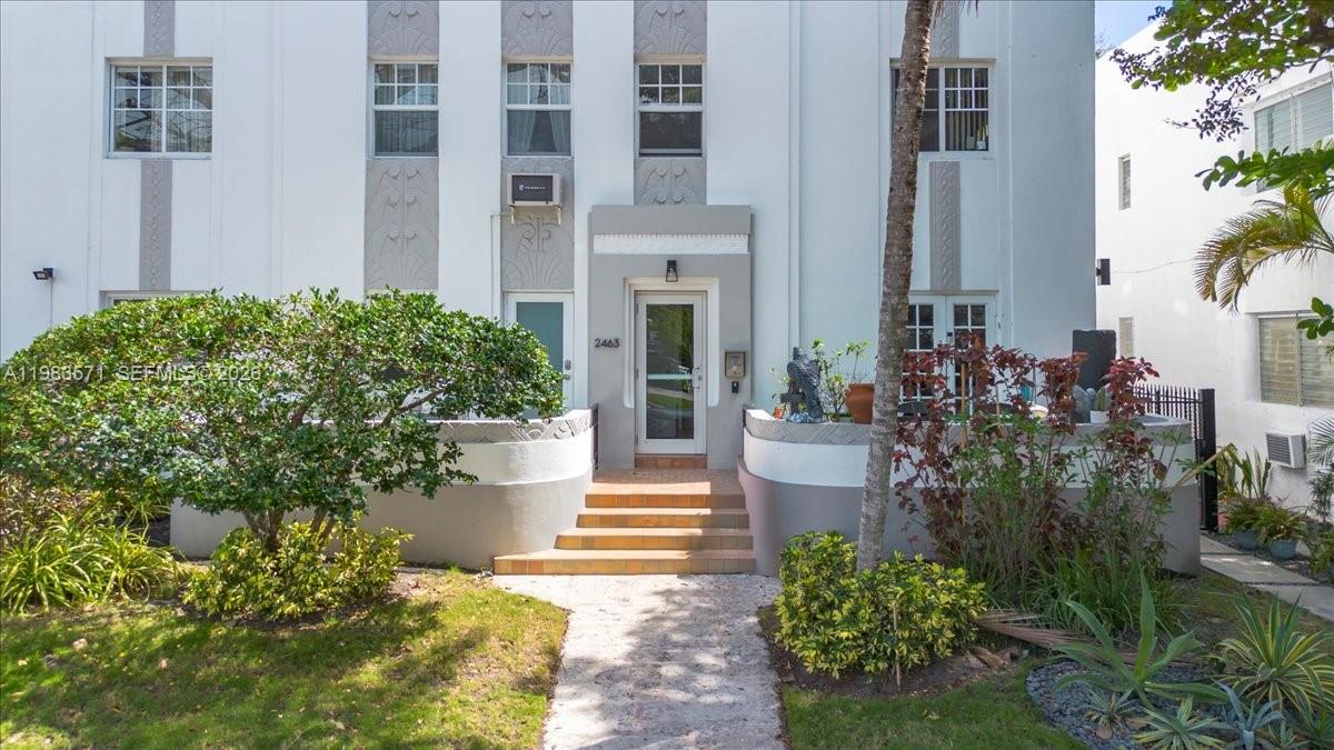 2463 Pine Tree Dr #PH, Miami Beach FL 33140