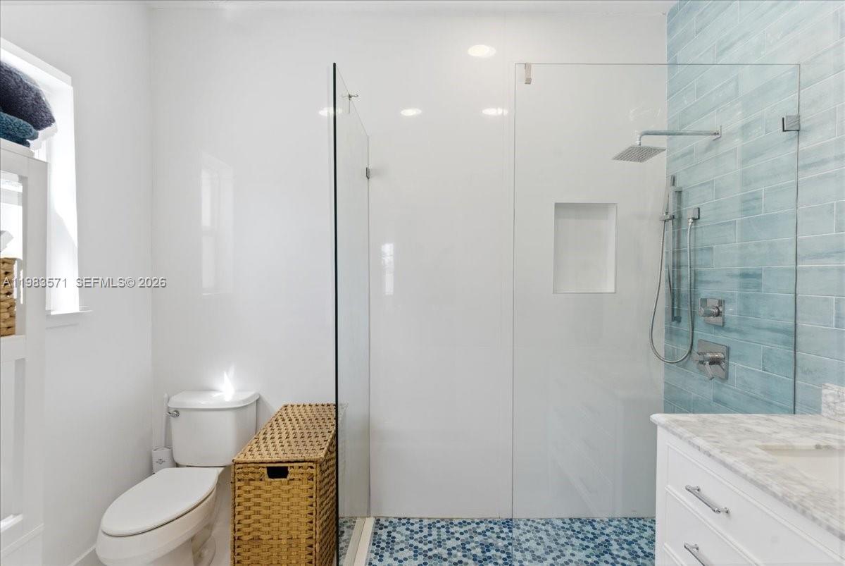 2463 Pine Tree Dr #PH, Miami Beach FL 33140