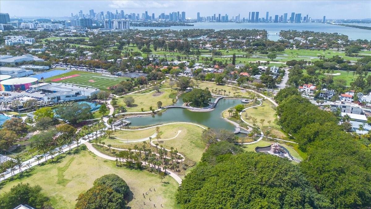 2463 Pine Tree Dr #PH, Miami Beach FL 33140