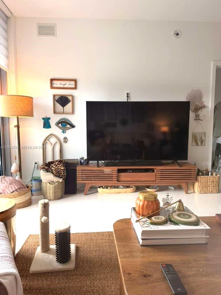 16385 BISCAYNE BLVD #303, Sunny Isles Beach FL 33160
