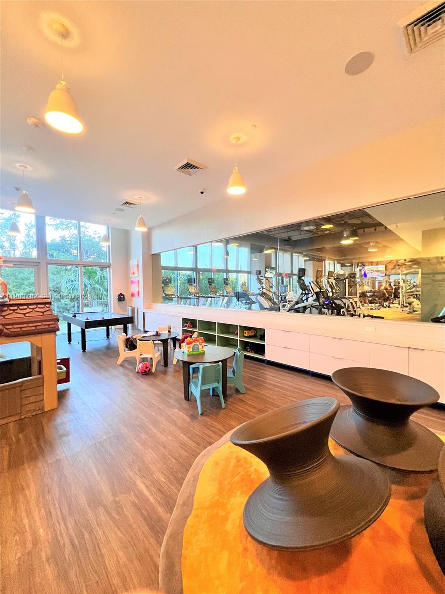 16385 BISCAYNE BLVD #303, Sunny Isles Beach FL 33160