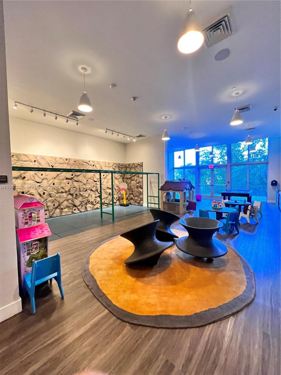 16385 BISCAYNE BLVD #303, Sunny Isles Beach FL 33160