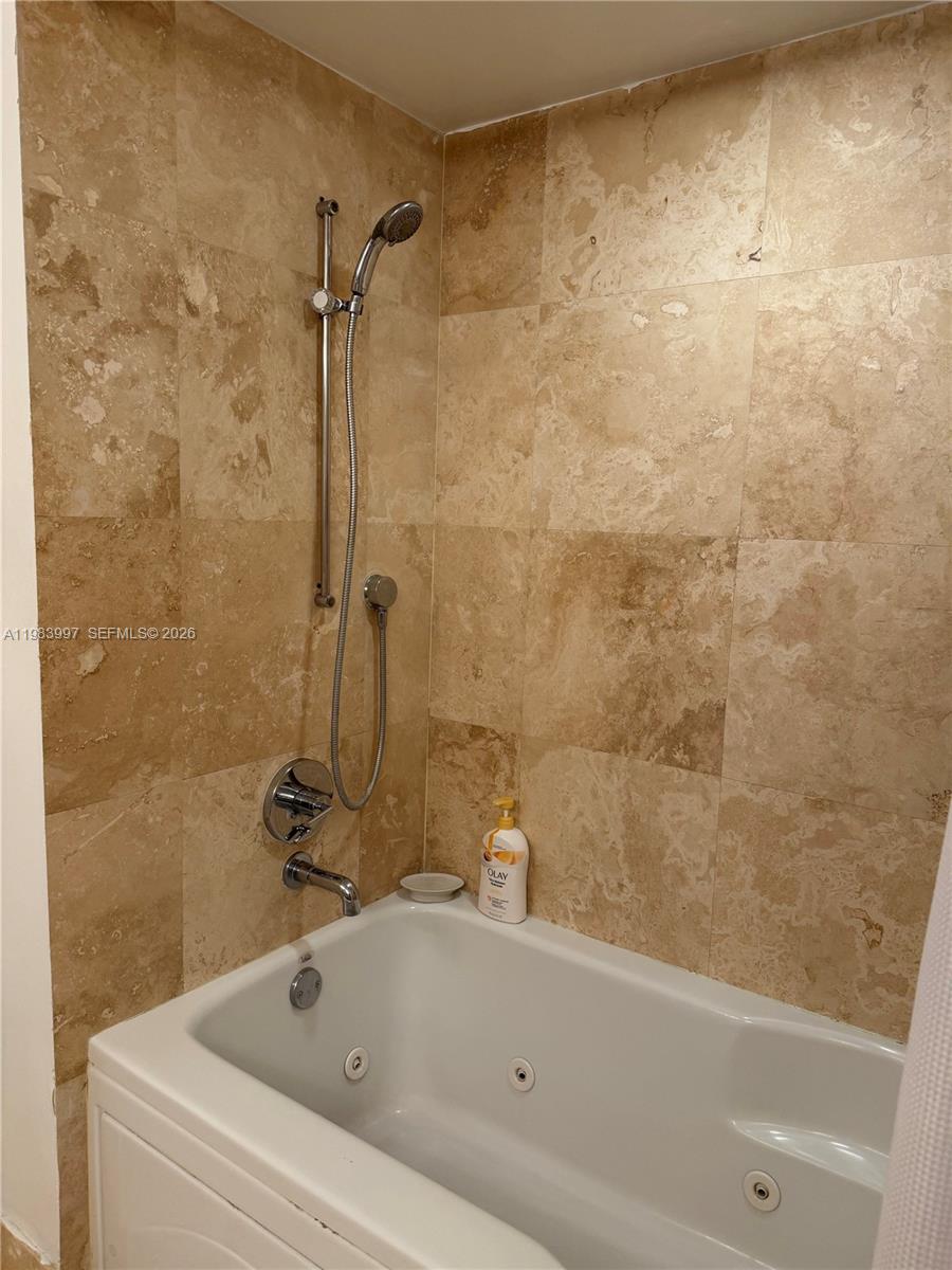 41 SE 5th St #1106, Miami FL 33131