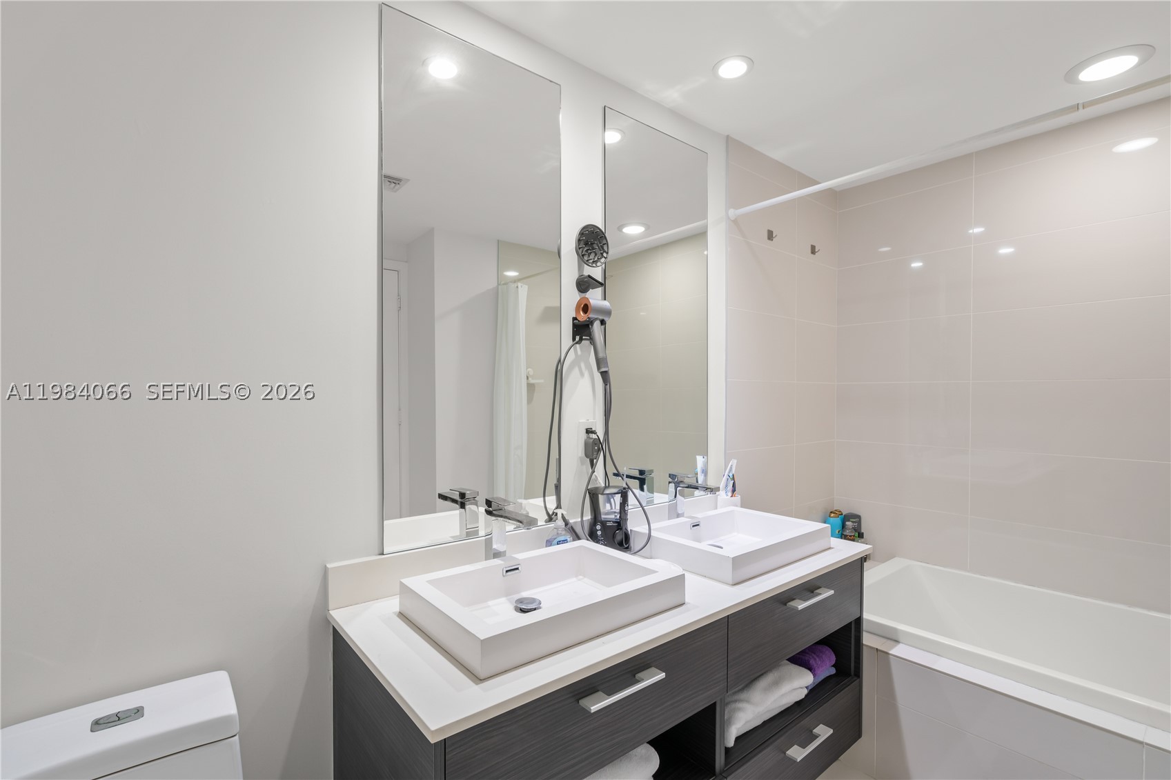 45 SW 9th St #1405, Miami FL 33130