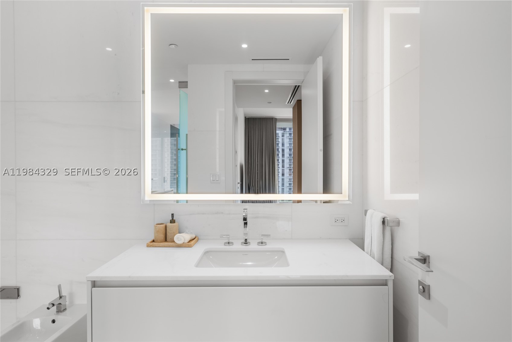300 Biscayne Boulevard Way #2601E, Miami FL 33131