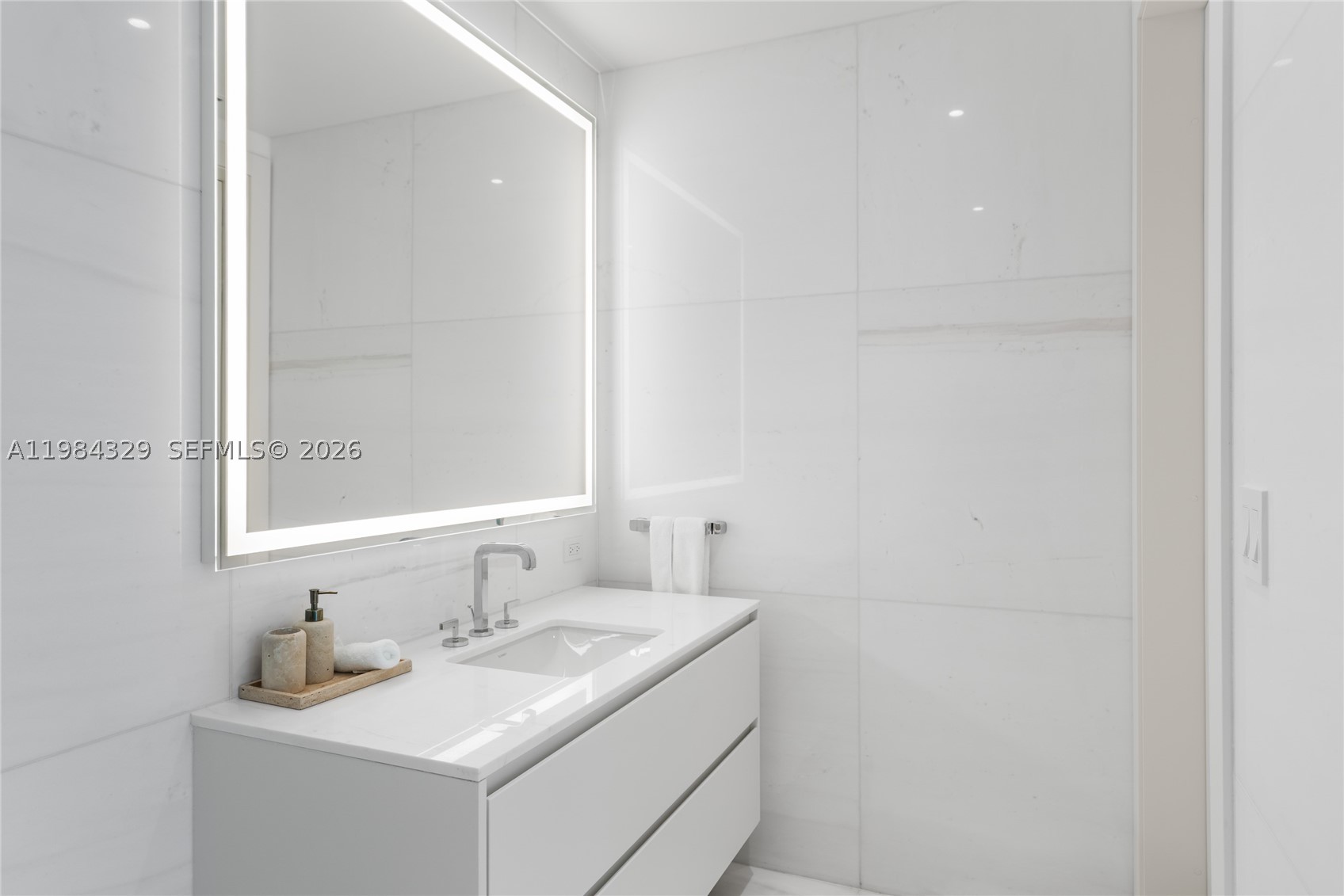 300 Biscayne Boulevard Way #2601E, Miami FL 33131