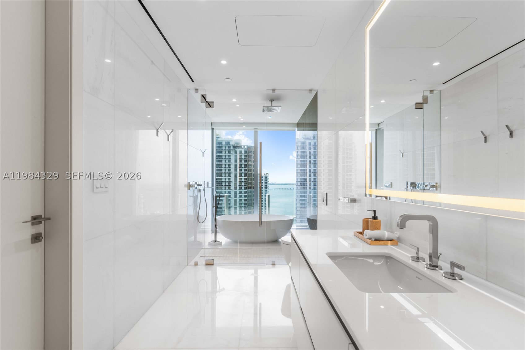 300 Biscayne Boulevard Way #2601E, Miami FL 33131