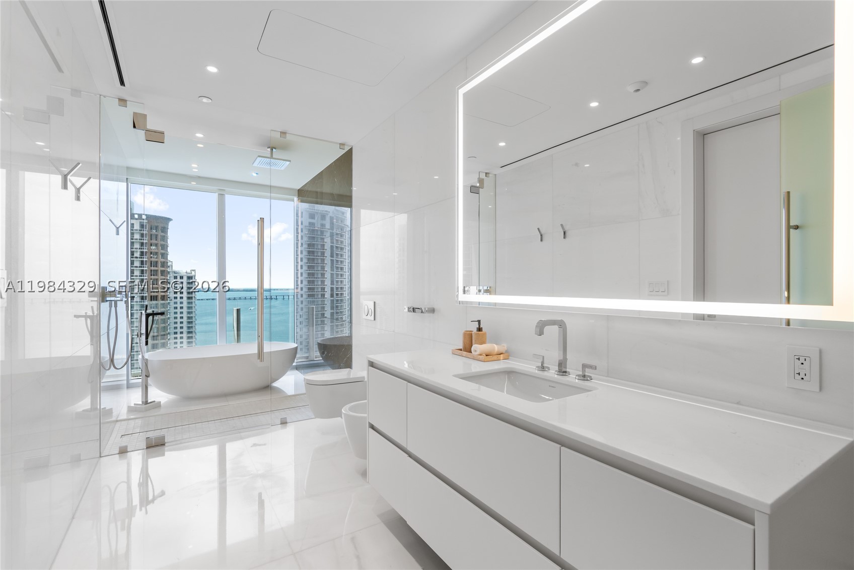 300 Biscayne Boulevard Way #2601E, Miami FL 33131
