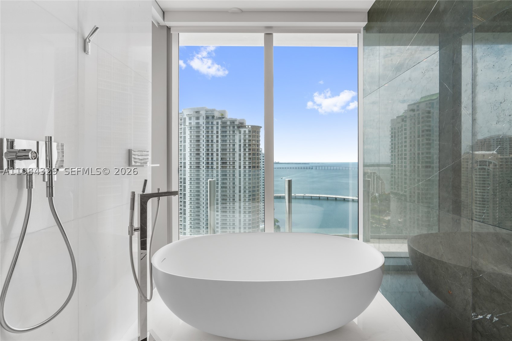 300 Biscayne Boulevard Way #2601E, Miami FL 33131