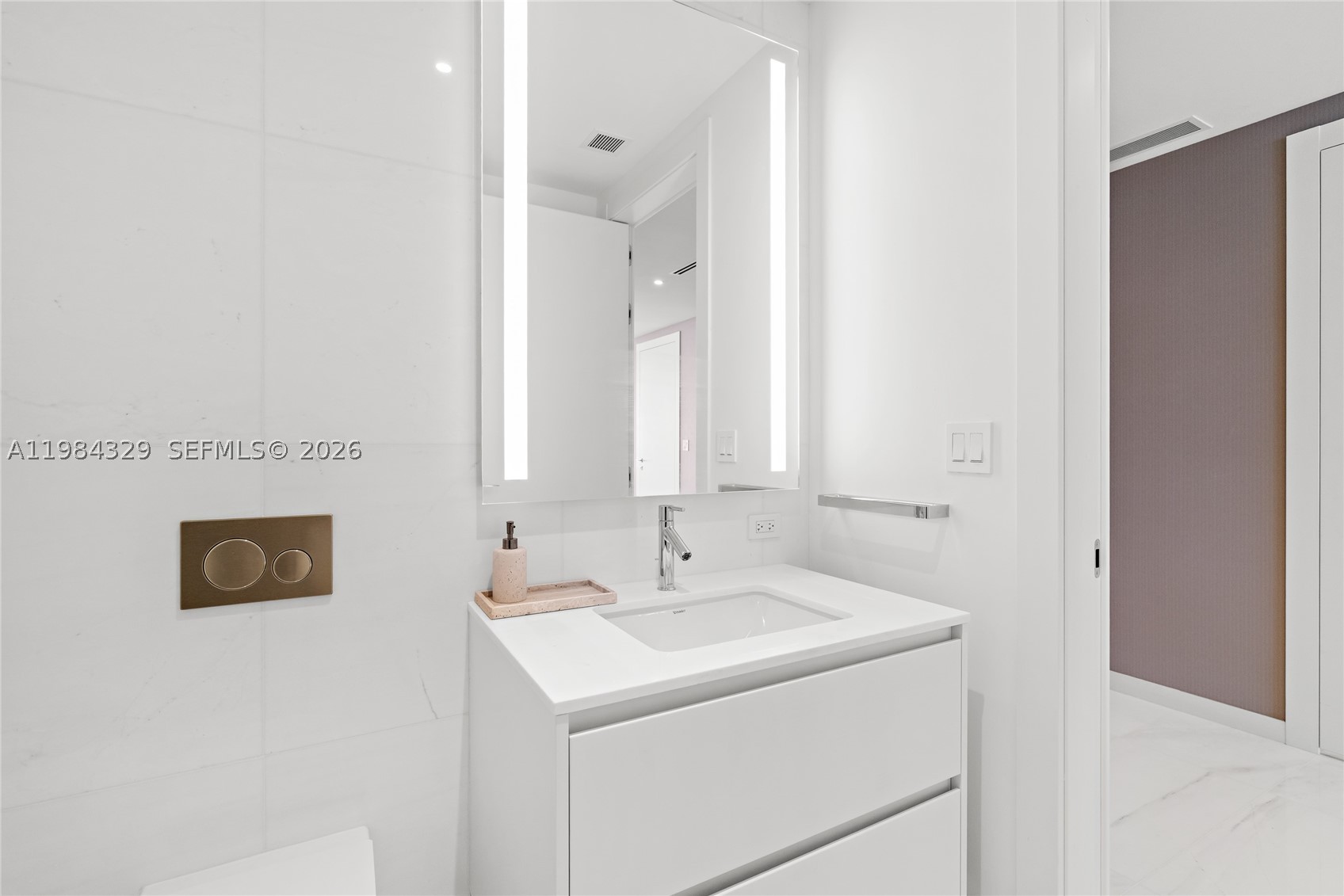 300 Biscayne Boulevard Way #2601E, Miami FL 33131