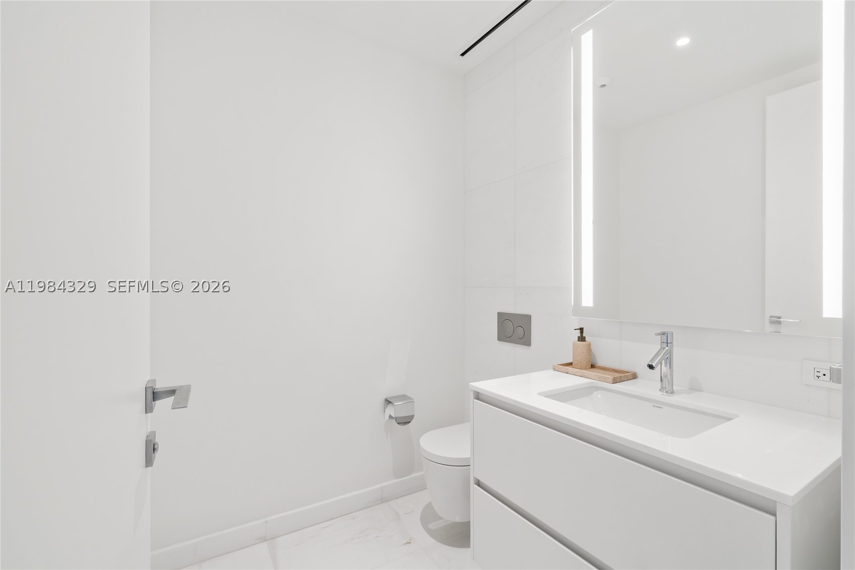 300 Biscayne Boulevard Way #2601E, Miami FL 33131