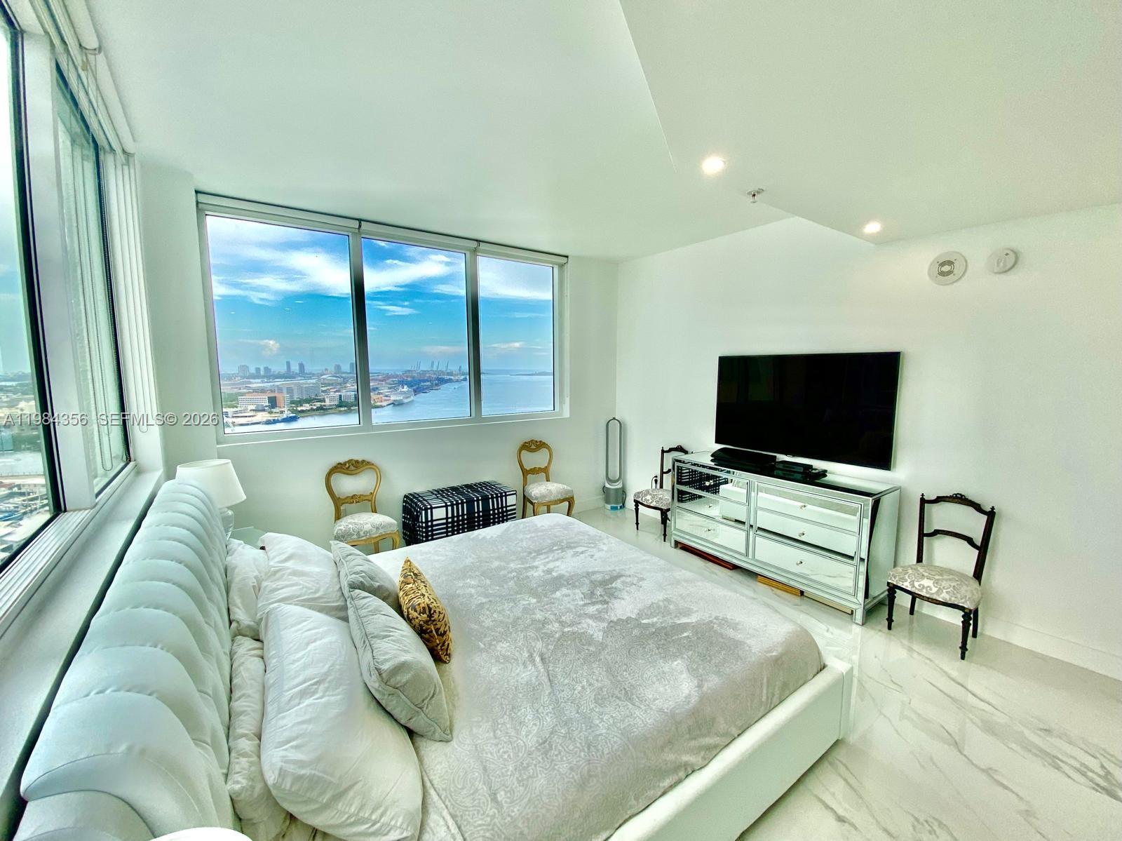 253 NE 2nd St #2703, Miami FL 33132