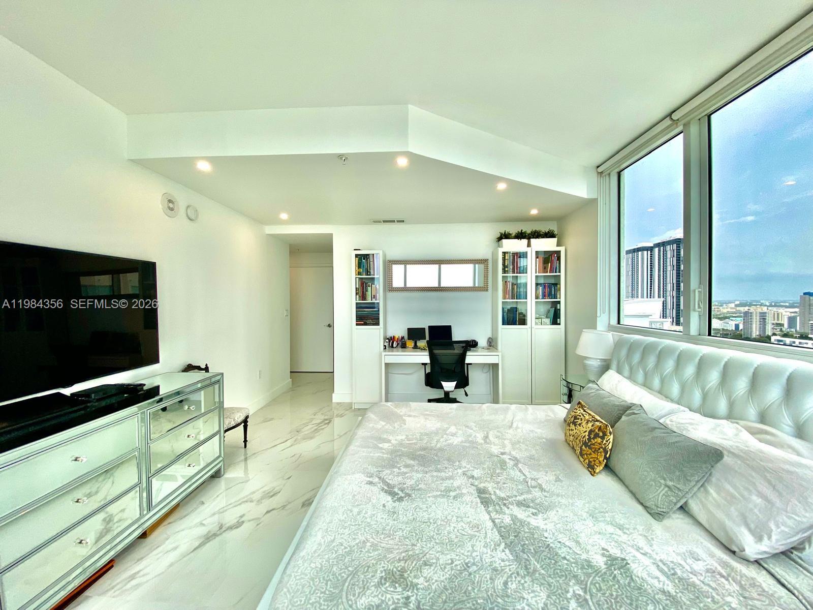253 NE 2nd St #2703, Miami FL 33132