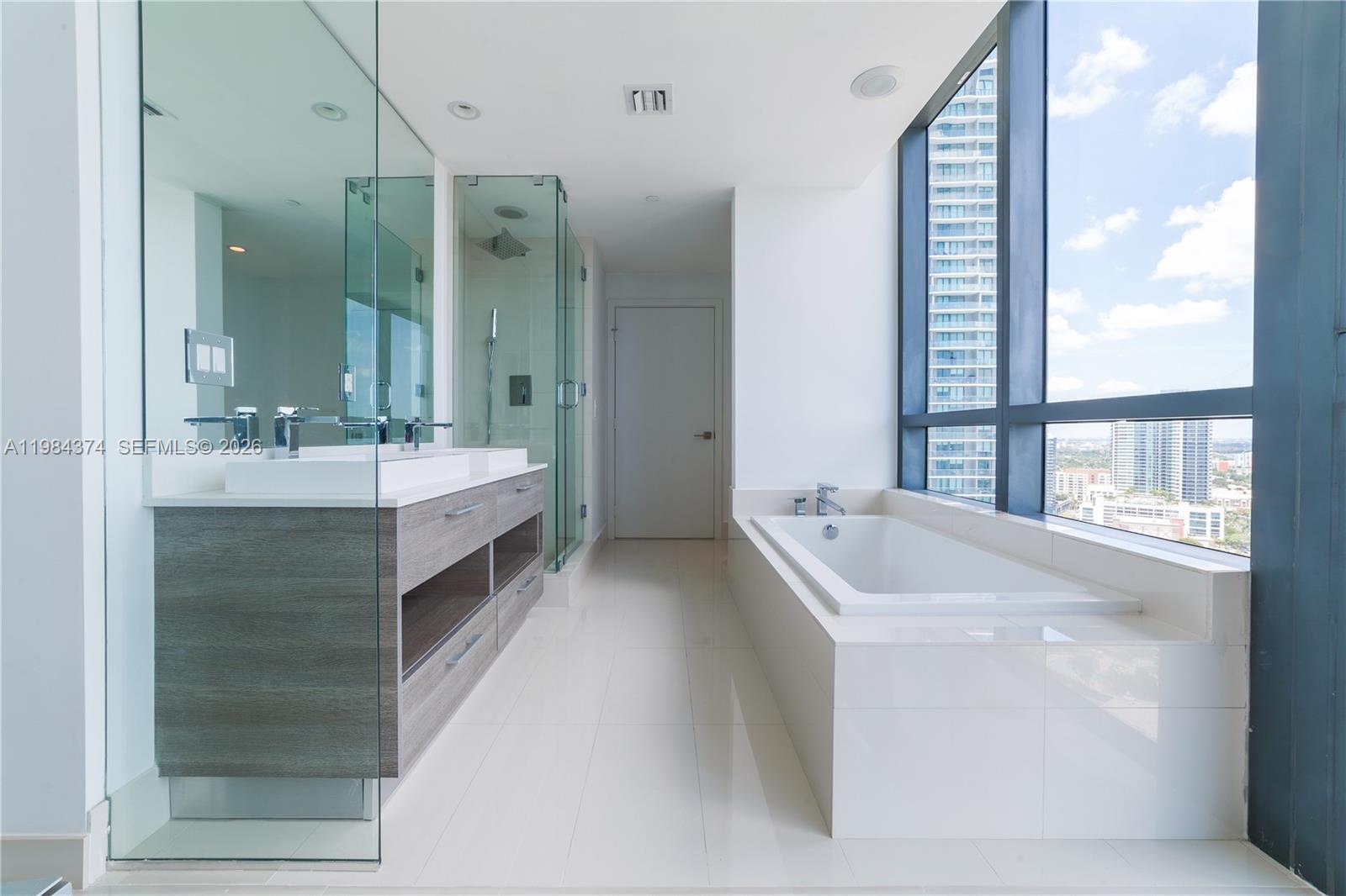 650 NE 32nd St #2808, Miami FL 33137