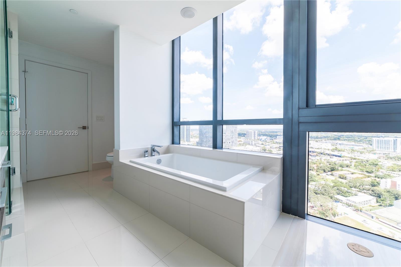 650 NE 32nd St #2808, Miami FL 33137